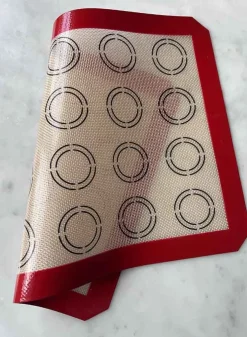 Bakmatta i Silikon Macaron med röd kant – Leila’s
