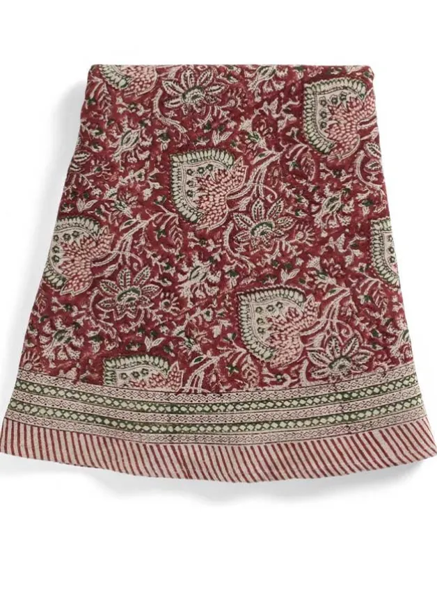Bordsduk JULDUK Linne Oriental Red Rund Ø220 cm – Chamois