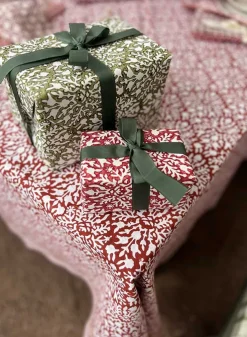 Bordsduk JULDUK Snowflake Röd 150×230 cm – Chamois