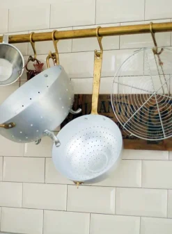 Durkslag i aluminium på fot med 2 mässingshandtag – 24 cm