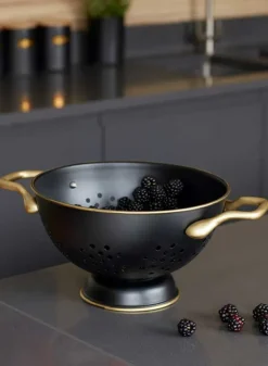 Durkslag mattsvart i rostfritt stål med mässingshandtag 24 cm – MasterClass