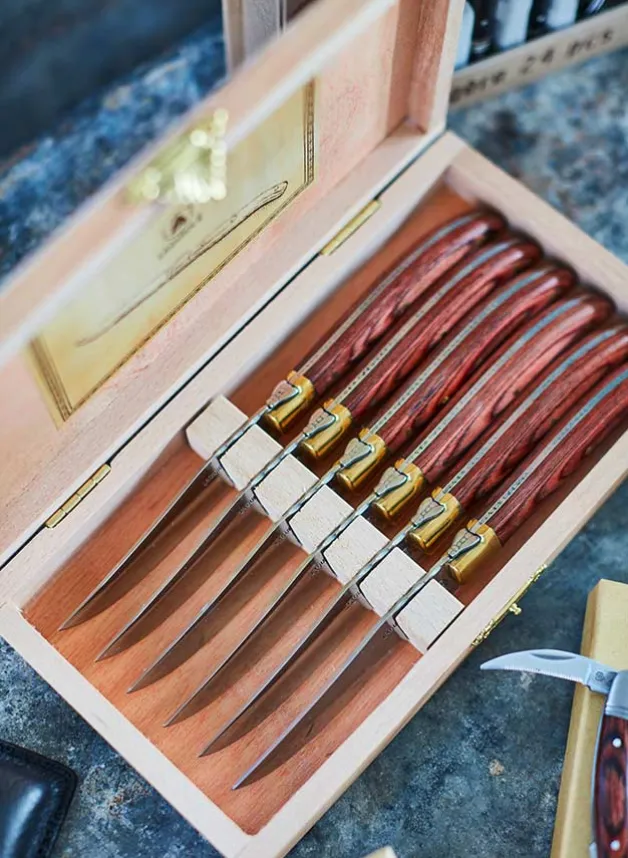 Grillknivar med valnötshandtag och mässingsdetaljer 6st – Laguiole