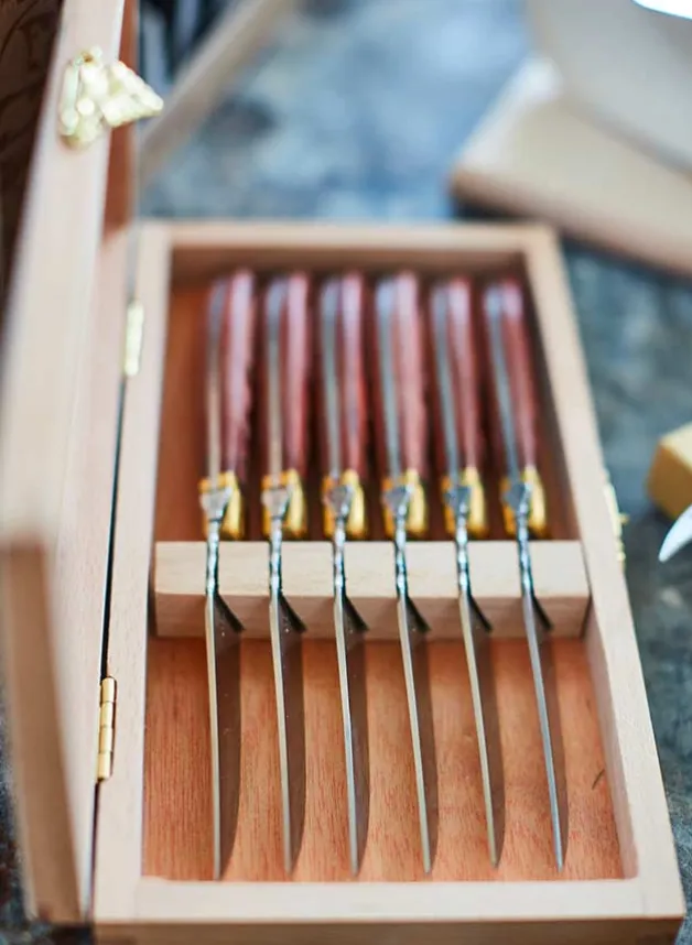 Grillknivar med valnötshandtag och mässingsdetaljer 6st – Laguiole