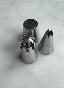 Leilas BAK SET – Presentkit med 2 bakplåtar, 3 tyllar och 10 spritspåsar