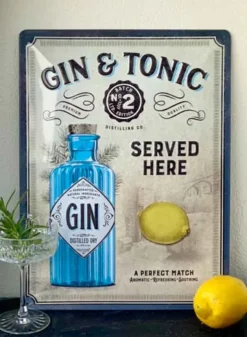 Plåtskylt ”Gin & Tonic Served Here” 30×40 cm – Vintage Design