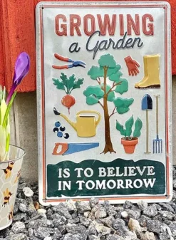 Plåtskylt Growing a garden 20×30 cm – Nostalgic Art